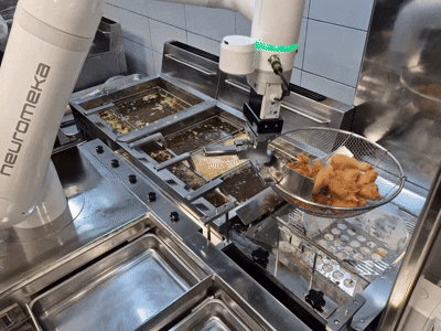 30일 경기 오산 교촌에프앤비의 교육·R&D 센터 ‘정구관’에서 조리 로봇이 치킨 성형 작업을 하고 있다./사진=유예림 기자