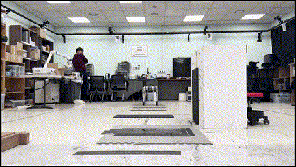 KAIST(카이스트) 연구팀이 자체 개발한 사족보행 로봇 '라이보'(Raibo)를 시연하고 있다. /영상=KAIST