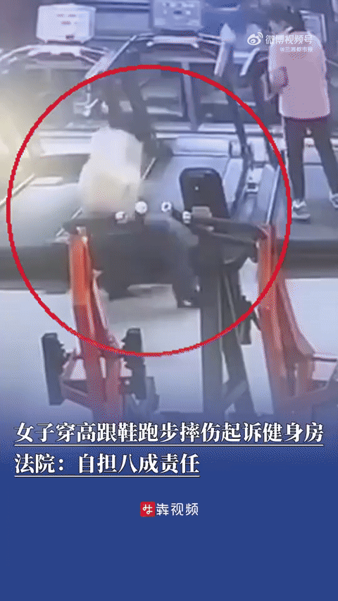 [뉴시스]중국의 한 여성이 헬스장에서 하이힐을 신고 러닝머신을 타다 넘어지는 모습. (사진=코끼리뉴스) *재판매 및 DB 금지