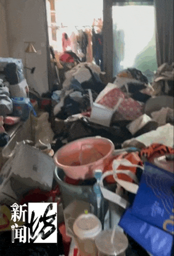 [서울=뉴시스]상하이 황푸구 한복판의 최고급 아파트 단지에서 한 독거노인이 쓰레기를 산처럼 쌓아두며 이웃 주민들을 괴롭히고 있다.(사진=칸칸신문) *재판매 및 DB 금지