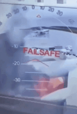 우크라이나 보안국(SBU) 소식통이 1일 공개한 자료에 우크라이나 무인기(드론)가 러시아 공군 기지를 타격하는 장면이 담겨 있다. SBU 제공 영상 캡처