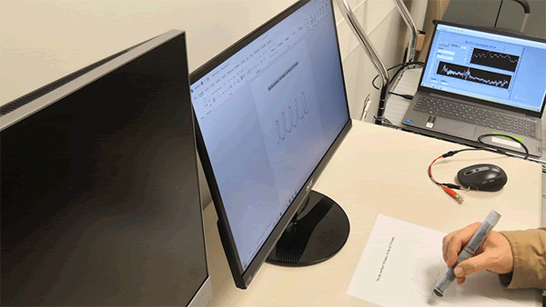 자성을 띠는 잉크가 든 펜으로 글을 쓰는 모습. 이 펜은 파킨슨병에 걸린 사람이 조기에 진단을 받아 더 빨리 치료를 받을 수 있도록 도울 수 있다./UCLA