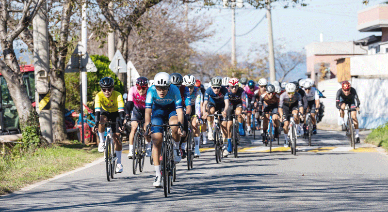 ‘투르 드 경남 2025’가 4일 경남 통영시에서 출발해 남해안 일대 5개 시군을 지나는 553.6km 코스에서 열린다. 16개국 22개팀 220여 명의 정상급 선수가 참가해 8일까지 치열한 경쟁을 펼친다. 사진은 지난해 경기 모습. 경남도 제공