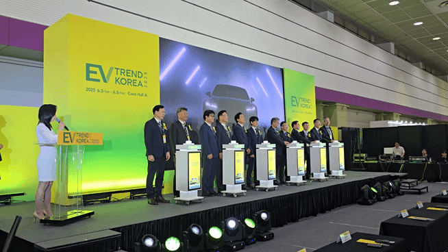 4일 서울 코엑스에서 열린 'EV 트렌드 코리아 2025' 개막식에서 주요 참석자들이 개막을 알리는 퍼포먼스를 하고 있다. [사진=김종성 기자]