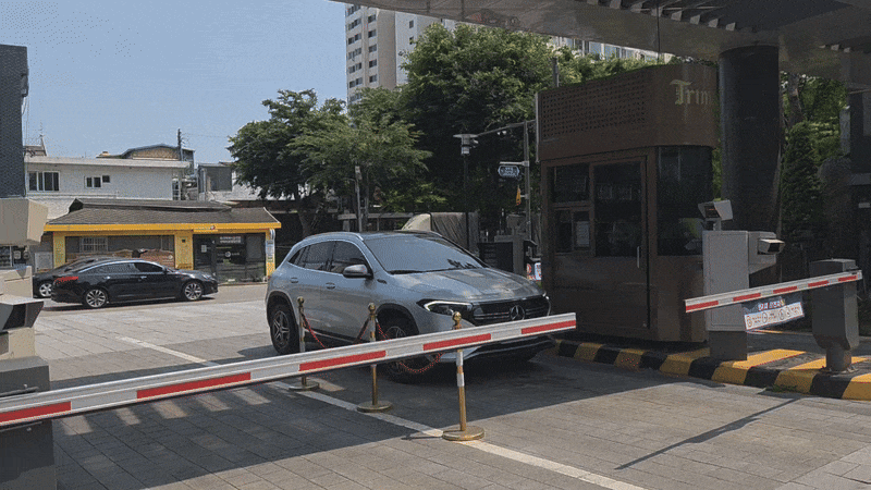 서울 성동구 성수동 소재 고급 주상복합 아파트 '서울숲 트리마제'(이하 트리마제)는 주거관리 통합 솔루션 홈노크타운을 도입해 운영 중으로 단지의 디지털화가 완료됐다. 홈노크타운에서 방문 차량을 등록하면 출입시 차량 번호가 자동 인식돼 주차 차단기가 올라간다. /사진=이화랑 기자