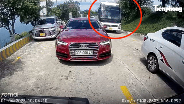 [뉴시스] 다낭의 한 경사로에 버스가 미끄러져 절벽 아래로 떨어질 번한 사고가 발생했다. (사진=Tienphong) *재판매 및 DB 금지