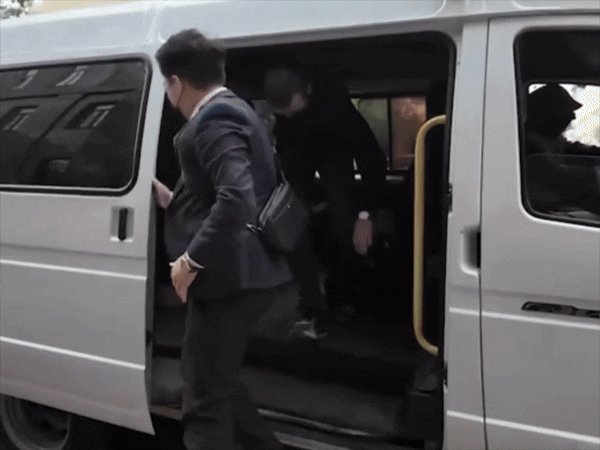 3일(현지시간) 우크라이나 보안국(SBU)은 러시아 본토와 크림반도를 잇는 크림대교(케르치해협대교)의 수중 교각에 폭발물을 매설해 폭파하는 특수 작전을 완수했다고 밝혔다. 사진은 이번 사건과 관련해 러시아 연방보안국(FSB)이 우크라이나 소속 요원을 체포한 모습. 2025.6.3 텔레그램