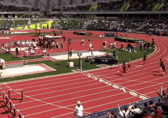 경기 도중 앤더슨은 결승선을 앞두고 마지막 허들에서 무릎을 부딪치며 넘어지고 말았다. 하지만 그는 넘어지는 순간 곧바로 두 번의 앞구르기를 돌며 결승선을 통과했다. X(엑스)