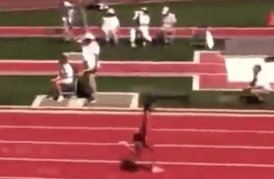 지난 5월31일 미국 오리건 유진에서 열린 오리건 고교스포츠연맹(OSAA) 미드웨스턴 리그(7개 고교)의 여자 100m 허들 결승전에서 서스턴고등학교 3학년 브루클린 앤더슨이 결승선 직전 넘어지자 앞구르기를 돌며 결승선을 통과하고 있다. /영상=KBS뉴스