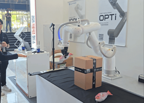 '2025 자율제조 월드쇼' 뉴로메카 부스에 전시된 '인디7' 협동로봇이 장애물을 피하고 있다. [사진=최란 기자]