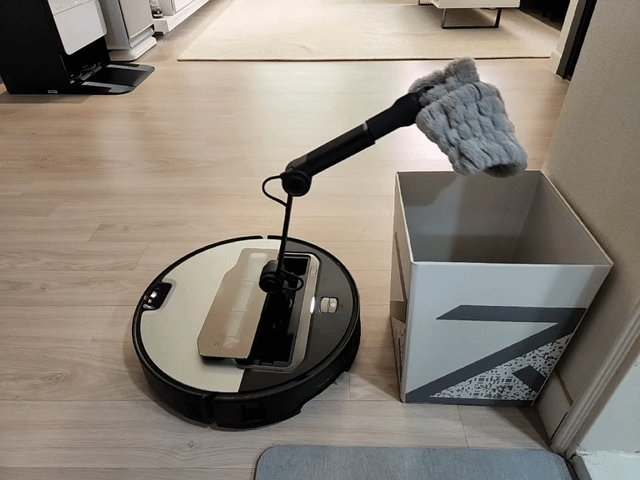 로보락이 출시한 로봇청소기 '사로스 Z70'이 현관 앞 바닥에 있던 세안헤어밴드를 들어올린 뒤 전용 수납함에 넣고 있다. 영상=김대영 기자