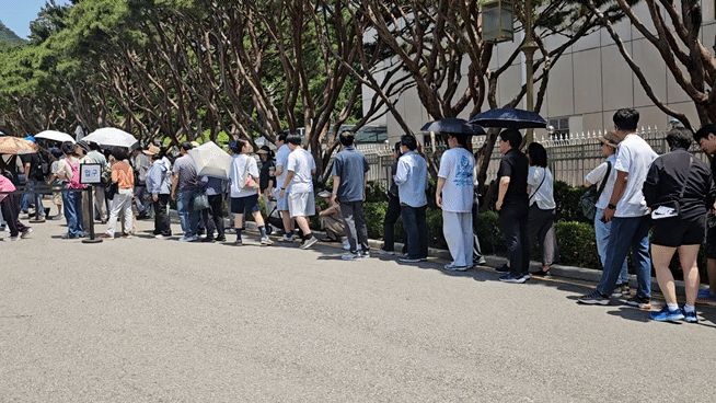 5일 관광객이 몰려든 청와대/영상=유지희 기자