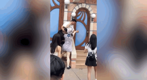 [뉴시스] 중국 상하이 디즈니랜드에서 줄을 서던 관람객들이 난투극을 벌이고 있다. (사진=뉴욕포스트) 2025.06.03.  *재판매 및 DB 금지