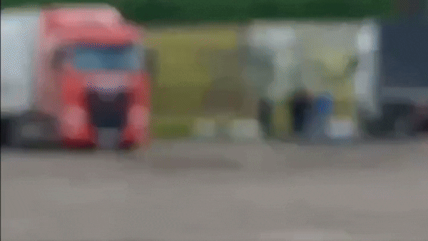 1일(현지시간) 우크라이나가 일인칭 시점(FPV) 드론을 동원, 러시아 공군기지 5곳을 상대로 개전 후 최대 규모의 공격을 감행했다. 사진은 일반 물류로 위장 운반된 우크라이나 드론이 국경과 4000㎞ 이상 떨어진 러시아 본토 시베리아 이르쿠츠크주에서 벨라야 공군기지를 향해 날아오르자 주변 트럭 운전기사들이 방어에 나선 모습. 2025.6.1 텔레그램