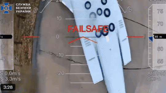 우크라이나 보안국이 1년 6개월여일 동안 준비한한 ‘스파이더 웹’ 작전으로 러시아 본토 공군기지를 습격했다. 우크라이나군 드론이 공군기지 내 항공기를 공습하는 모습. SBU 제공