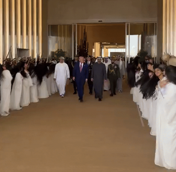 15일(현지시간) 미국 대통령으로는 17년 만에 아랍에미리트(UAE)를 방문한 도널드 트럼프 대통령이 아부다비에서 셰이크 무함마드 빈 자이드 알나하얀 UAE 대통령과 현지 소녀들의 환대를 받고 있다. 사진은 환영식에서 소복 차림의 소녀들이 전통 무용 ‘알 아이알라‘(Al-Ayyala)를 선보이는 모습. 2025.5.15 마고 마틴 백악관 커뮤니케이션 부국장 엑스