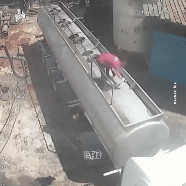 4일(현지시간) 튀르키예 iHA 통신과 NTV 방송에 따르면 전날 가지안테프주 니지프 산업단지에 있는 ‘아스노벨’ 해바라기유 제조 공장에서 발생한 폭발로 기름 탱크 청소 작업자 1명이 크게 다쳤다. 2025.6.4 iHA 화면