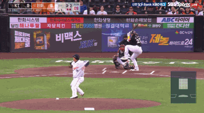 KT 안현민이 5일 대전 한화전 1회초 류현진에게 좌월 솔로포를 때려내고 있다. /사진=TVING 제공