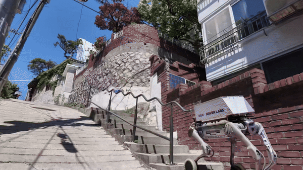 [서울=뉴시스] 네이버 공간지능 기술이 탑재된 '리버(RIVR)' 바퀴형 다리 로봇이 서울 종로구 북촌 일대를 다니고 있다. (영상=네이버 제공) *재판매 및 DB 금지