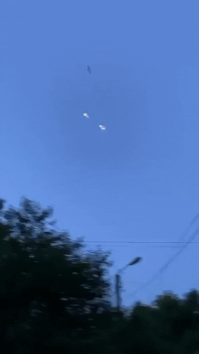 6일(현지시간) 우크라이나 서북부 루츠크 상공에서 러시아 전투기가 사출한 플레어(미사일 회피용 섬광)와 함께 굉음을 내며 목표물로 향하는 Kh-101 미사일. 2025.6.6 텔레그램