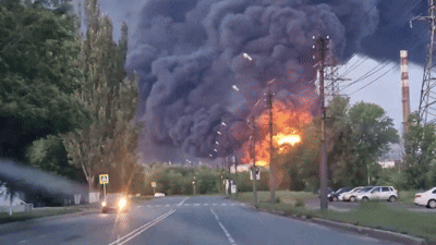 6일(현지시간) 러시아 사라토프주 엥겔스 공군기지 인근에서 화염과 연기가 솟구치고 있다. 우크라이나군은 이날 엥겔스 기지와 랴잔 댜길레보 공군기지를 공습했다고 밝혔다. 2025.6.6 텔레그램