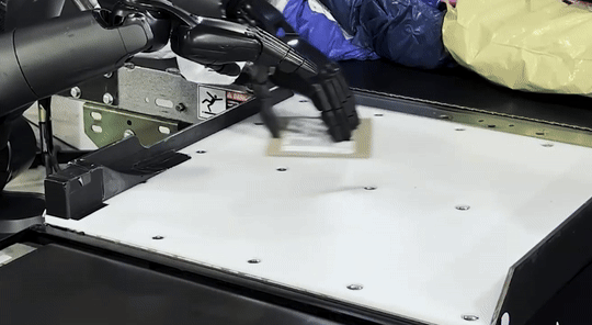 피규어AI 휴머노이드 로봇이 물류센터에서 작업하는 모습. 작고 얇은 물건도 인식하고 처리한다. (사진=피규어AI)