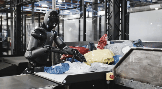 피규어AI 휴머노이드 로봇이 물류센터에서 작업하는 모습. 물건이 밀려 잠시 머뭇거리고 있다. (사진=피규어AI)