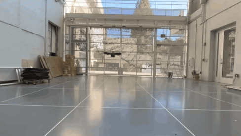 로봇 ‘ATMO’가 동체 형태를 바꿔 공중에서 지상으로 내려오고 있다. 프로펠러 테두리가 바퀴 역할을 한다. 캘리포니아공대 연구진 제공