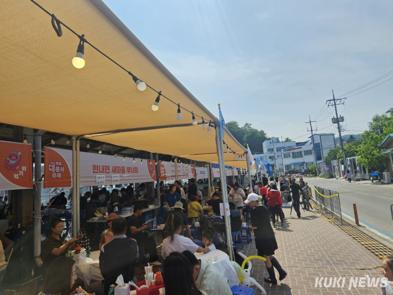 대진항 저도 대문어축제 먹거리 부스가 관광객들로 붐비는 모습