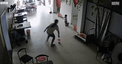 중국의 한 11살 소녀가 벽을 뚫고 돌진하는 차량으로부터 동생을 구하는 영상이 공개됐다. 중국 CCTV 갈무리