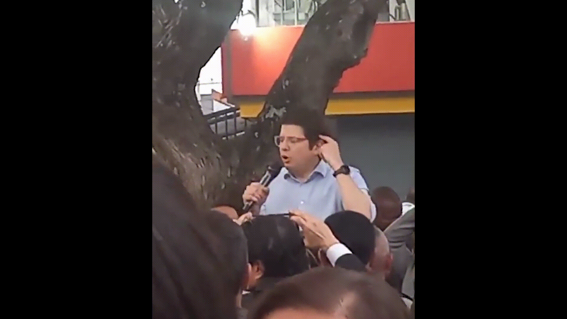 7일(현지시간) 콜롬비아 보고타에서 미겔 우리베 투르바이(39) 콜롬비아 상원의원이 총격으로 부상을 입었다. 엑스 캡처