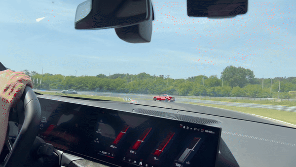 BMW M택시 탑승 영상. 촬영이 힘들 정도로 몸이 쏠렸지만 차량은 안정적이었다./영상=백유진 기자 byj@