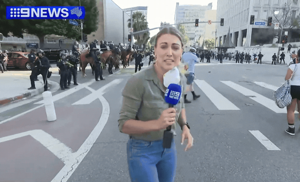 미국 로스앤젤레스(LA)에서 불법 이민자 체포·추방을 반대하는 대규모 시위를 취재하던 호주 언론인이 경찰이 쏜 고무탄에 맞는 사고가 발생했다. /호주 9뉴스