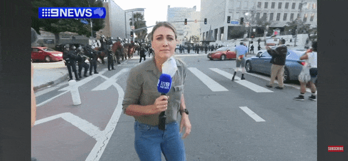 LA시위 진압대원이 기자를 향해 고무탄을 조준사격했다. [출처 = 9 News Australia]