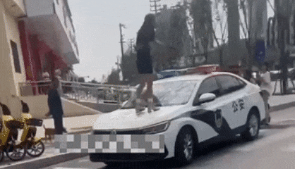 중국 산둥성 허쩌시에서 한 여성 인플루언서가 불법주차 단속에 항의하며 경찰차 위에 올라가 소란을 피워 논란이 일고 있다. 광명왕