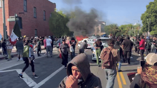 8일(현지시간) 미국 캘리포니아주 로스앤젤레스(LA) 도심에서 트럼프 행정부의 반이민정책과 불법 체류자 단속에 반대하는 대규모 시위가 벌어진 가운데, 일부 시위자가 자율 주행 자동차 ‘웨이모’를 부수는 등 폭력을 행사하고 있다. 2025.6.8 엑스