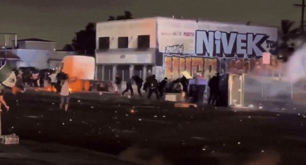 7일(현지시간) 미국 캘리포니아주 로스앤젤레스(LA) 도심에서 트럼프 행정부의 반이민정책과 불법 체류자 단속에 반대하는 대규모 시위가 벌어진 가운데, 일부 시위자가 폭력을 행사하고 있다. 2025.6.7 엑스