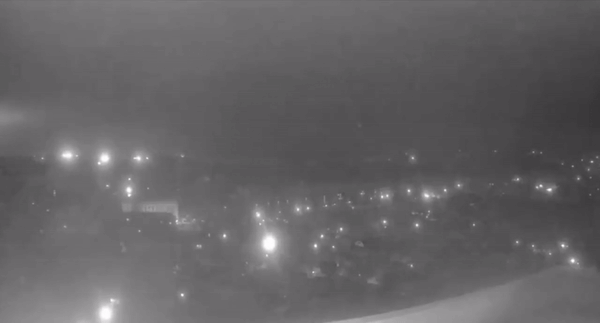 21일(현지시간) 우크라이나 드니프로 지역에 러시아의 신형 극초음속 중거리 탄도미사일(IRBM) ‘오레시니크’(개암나무)가 떨어지고 있다. 2024.11.21 텔레그램