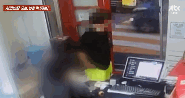 남성이 제보자 어머니를 향해 떡볶이를 집어 던지는 모습. 〈영상=JTBC '사건반장'〉