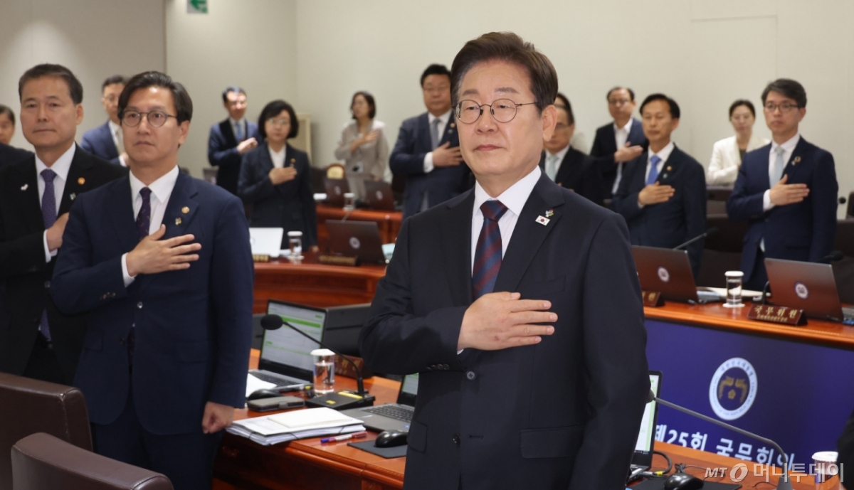 [속보]이재명 대통령, 국무위원들에 "너무 잘해주고 계신다"