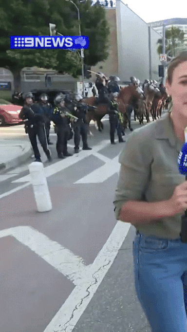 8일(현지시간) 미국 캘리포니아주 LA에서 불법 이민 단속 반대 시위를 진압하던 경찰이 현장을 중계하던 호주 나인뉴스 기자에게 고무탄을 쏴 논란이 되고 있다./영상=호주 나인뉴스 X