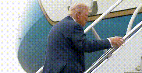 에어포스원에 탑승하면서 비틀거린 도널드 트럼프 미국 대통령. AP뉴스 캡쳐