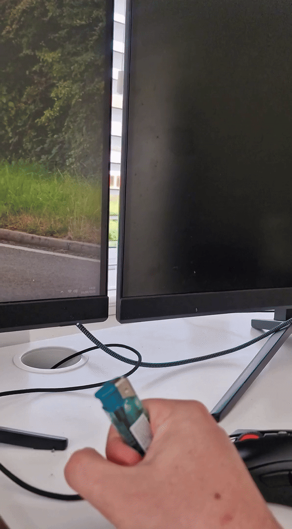 [서울=뉴시스] 전자식 라이터를 켜자 PC 모니터가 꺼지는 현상을 촬영한 영상이 온라인상에서 화제를 모으고 있다. (사진 = 레딧 갈무리) 2025.06.09. *재판매 및 DB 금지