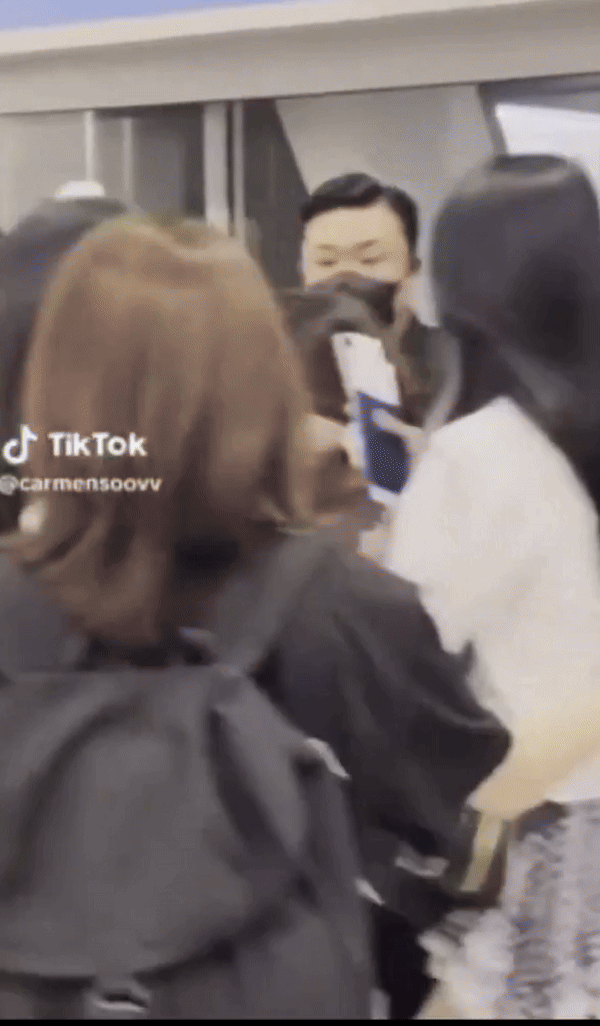 [서울=뉴시스] 한 걸그룹의 경호원이 인천국제공항서 일반인 여성을 밀치고 위협하는 영상이 퍼지면서 '과잉 경호' 논란이 일고 있다. (사진 = 엑스 갈무리) 2025.06.10. *재판매 및 DB 금지