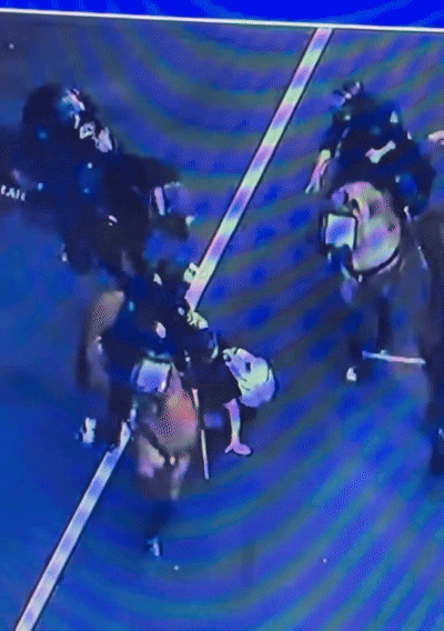 시위 중인 한 남성이 말을 탄 경찰들에 둘러싸여 있다. SNS 캡처