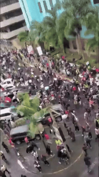 LA 시위대를 진압하기 위해 물대포를 쏘는 모습. SNS 캡처