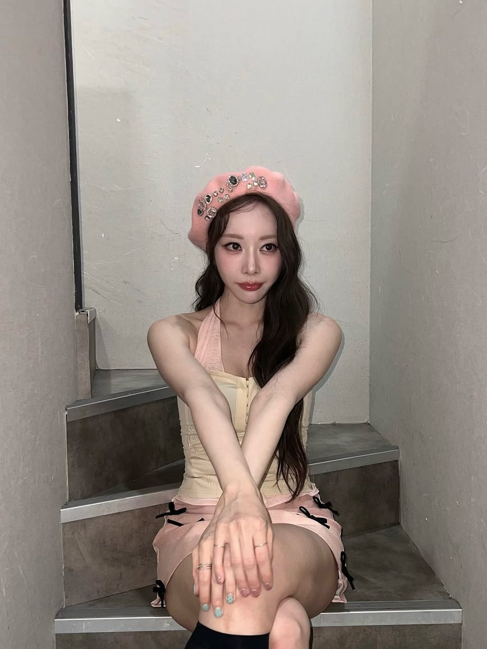 브브걸 은지, 큐빅 베레모+리본 스커트…하이틴 무드 폭발한 ‘인형 비주얼’ | K스타패션