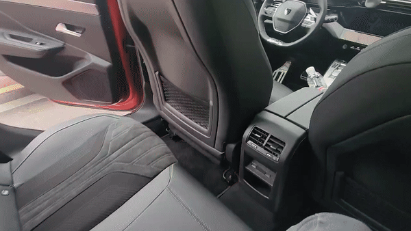 푸조 308 스마트 하이브리드 2열 및 실내 사진=최수진 한경닷컴 기자