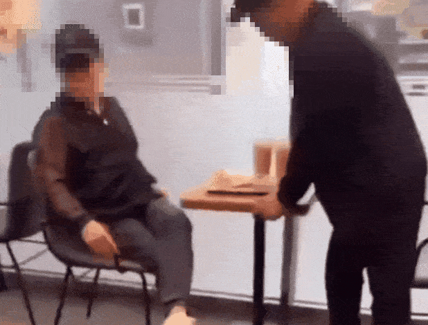 카페에서 한 노인이 다른 테이블에 있던 여성 손님을 향해 음료를 집어 던지는 모습이 온라인 상에 확산되고 있다. [X 캡처]