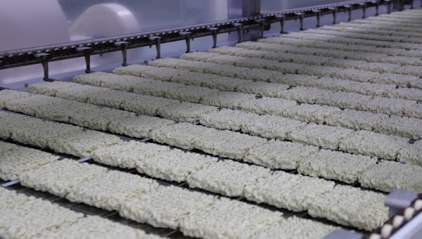 [밀양=뉴시스] 삼양식품 밀양2공장에서 불닭볶음면을 생산하는 모습. 얇은 면을 스팀 증기를 이용해 익혀주는 '증숙' 공정이 이뤄지고 있다. 16m의 긴 스팀 터널을 이용해 100도의 증기로 약 3분30초 동안 익혀주면 밀가루 반죽의 전분을 호화시켜 쫄깃하면서 부드러운 식감을 만들어준다. (사진= 삼양식품 제공) photo@newsis.com